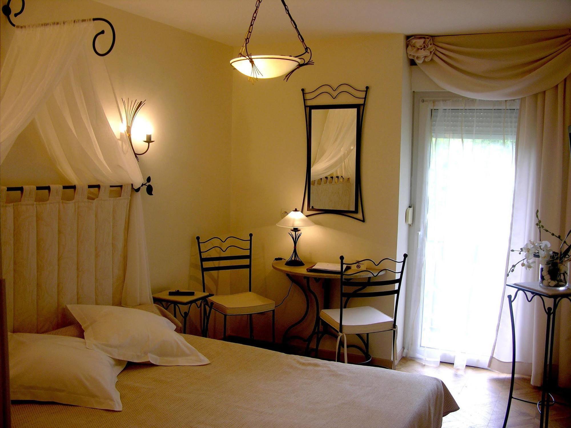 Logis Hotel Restaurant Les Norias Cazilhac  Buitenkant foto